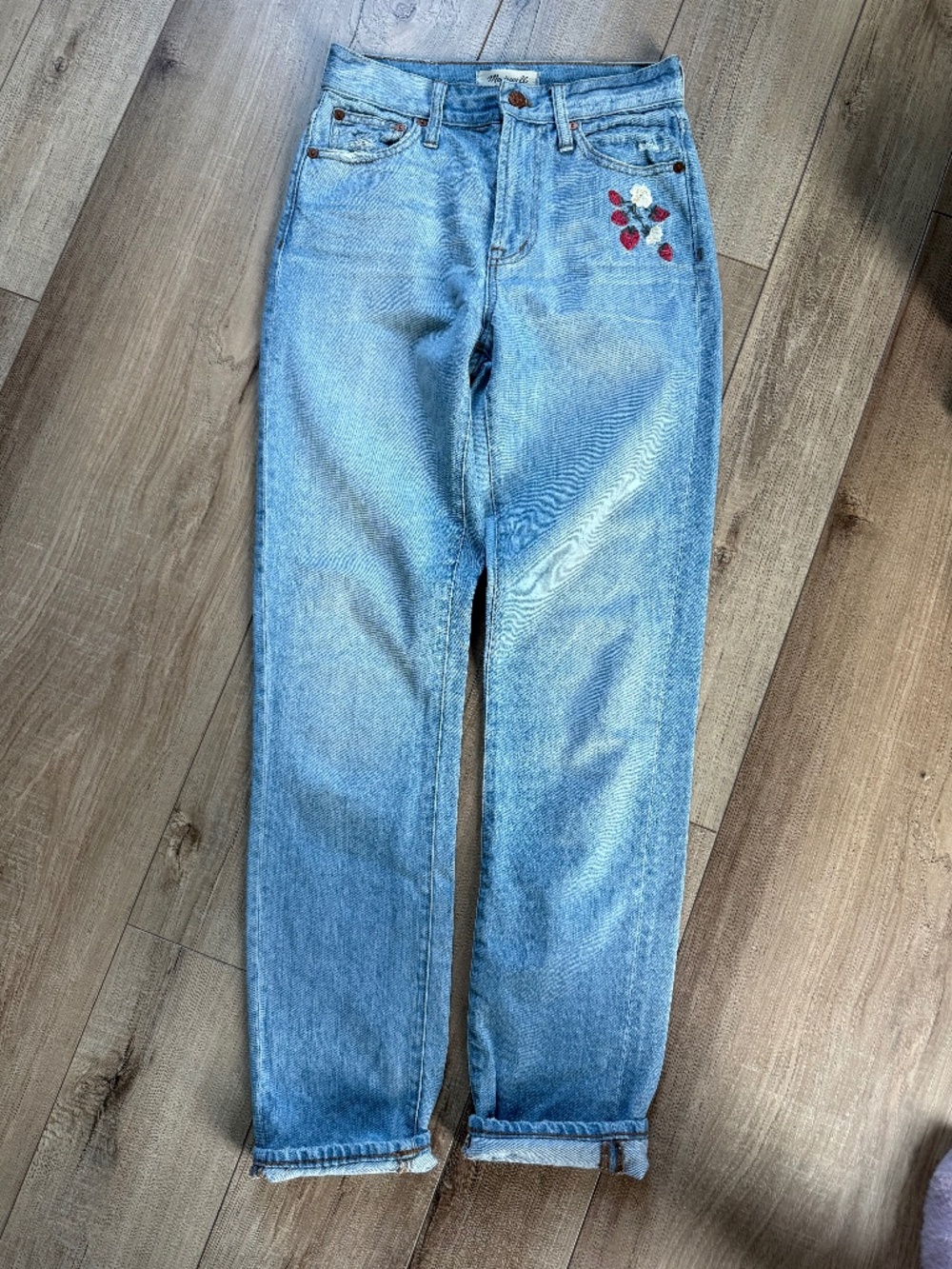 The perfect summer Jean Madewell size 24 strawberry embroidery